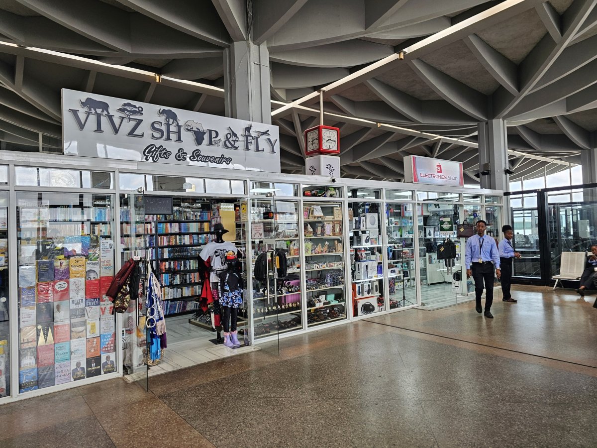 Obchod se suvenýry, tranzitní zóna, terminál 2