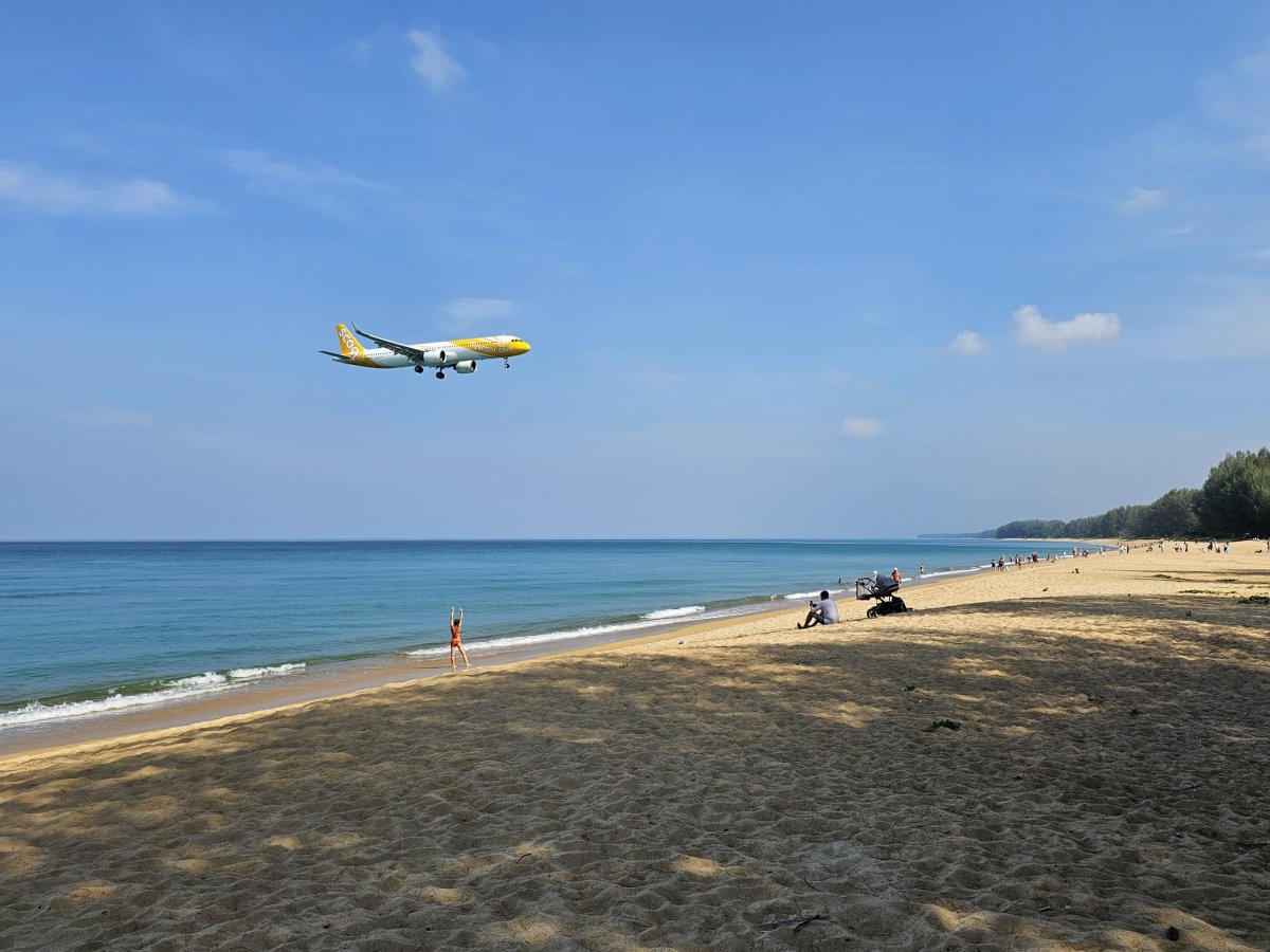 Scoot nad Mai Khao Beach
