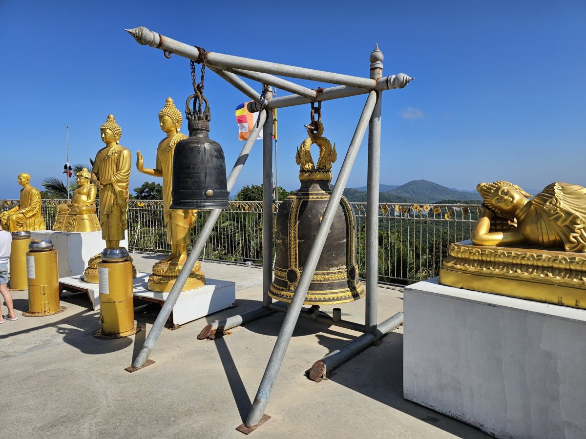 Zlaté sošky kolem Big Buddha