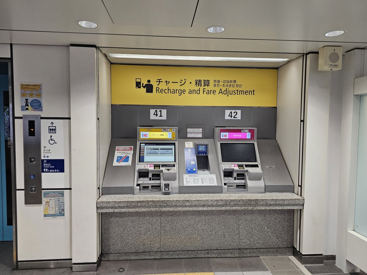 Možnosti dobití karty před výstupem ze stanice