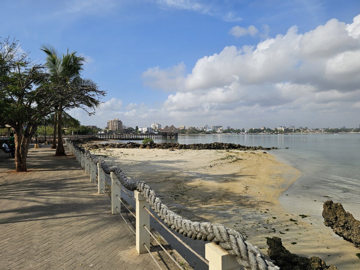 Pláž u hotelu Slipway