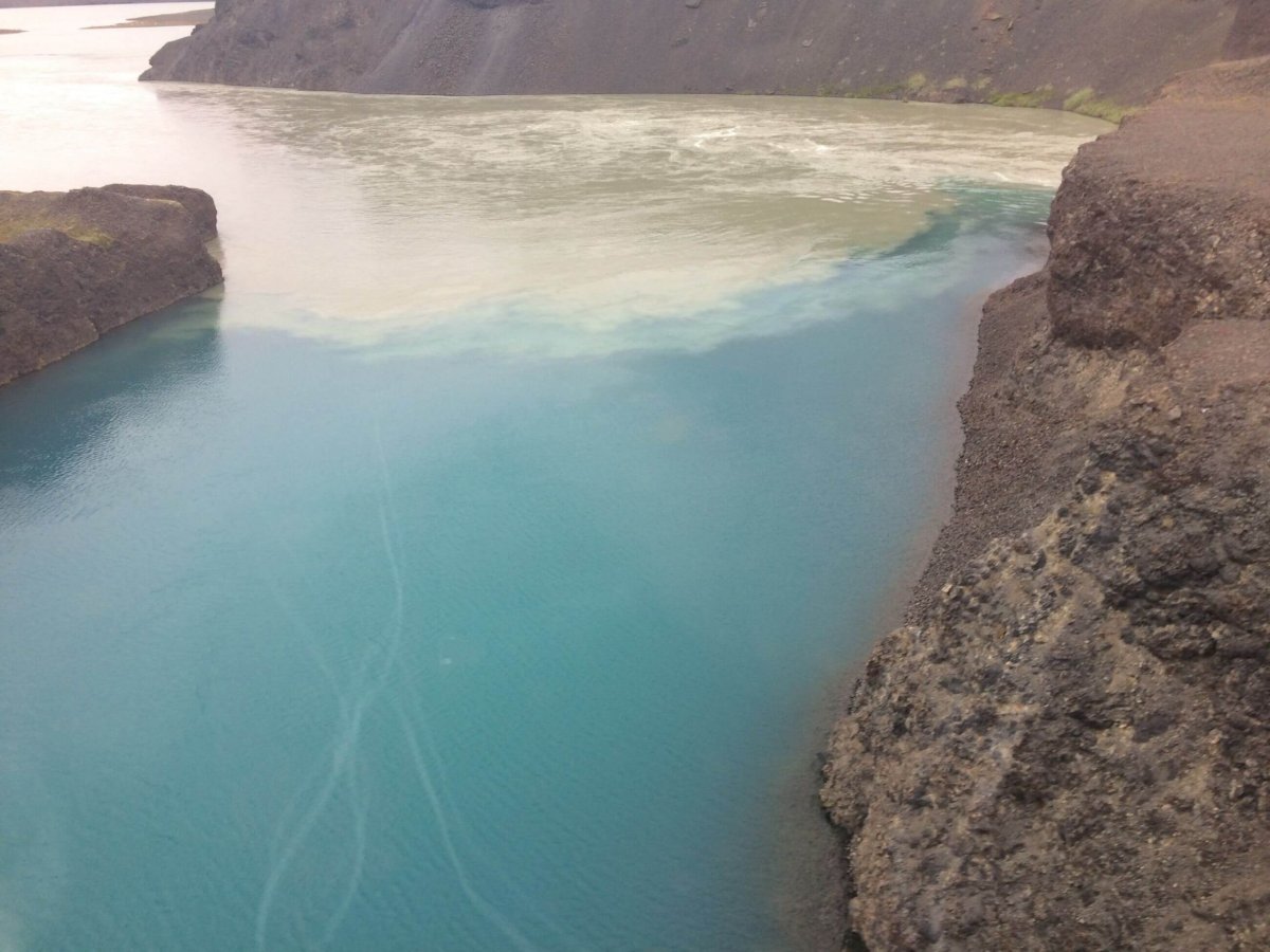 Dvoubarevná voda díky odlišné hustotě v jednom z jezer na cestě do Reykjavíku
