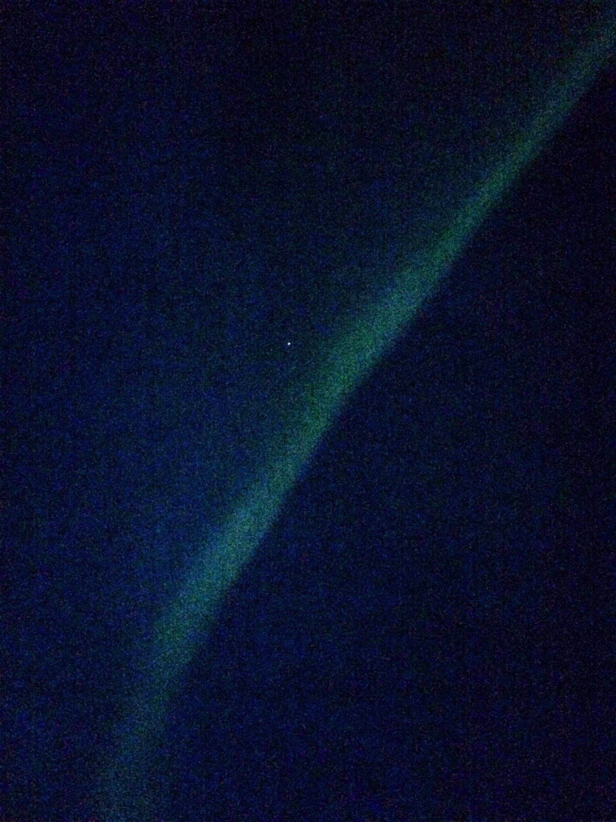 Ne moc kvalitní fotografie polární záře, ale vidět jde :)