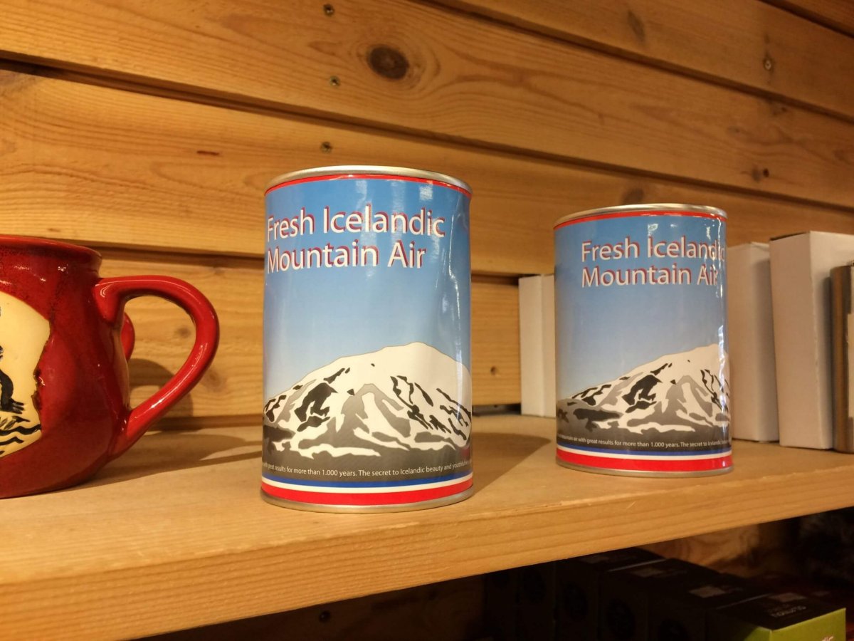 Na Islandu si v suvenýrech můžete koupit i čistý islandský vzduch v plechovkách. Pro mě osobně je to nejzbytečnější věc, kterou 