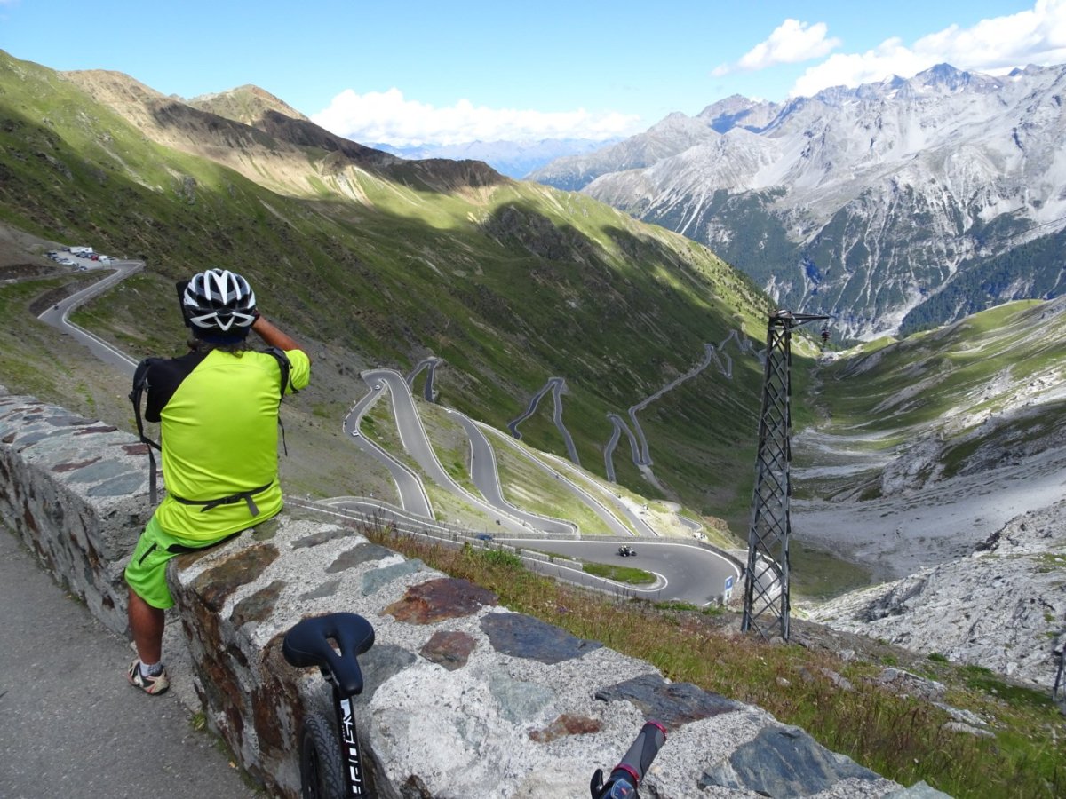 Po příjezdu jsme sedli na kola a jeli do Švýcarska na druhou stranu