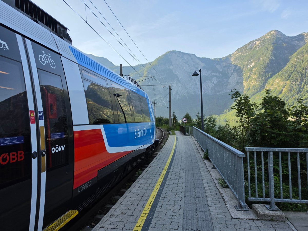 Vlak na železniční stanici Hallstatt
