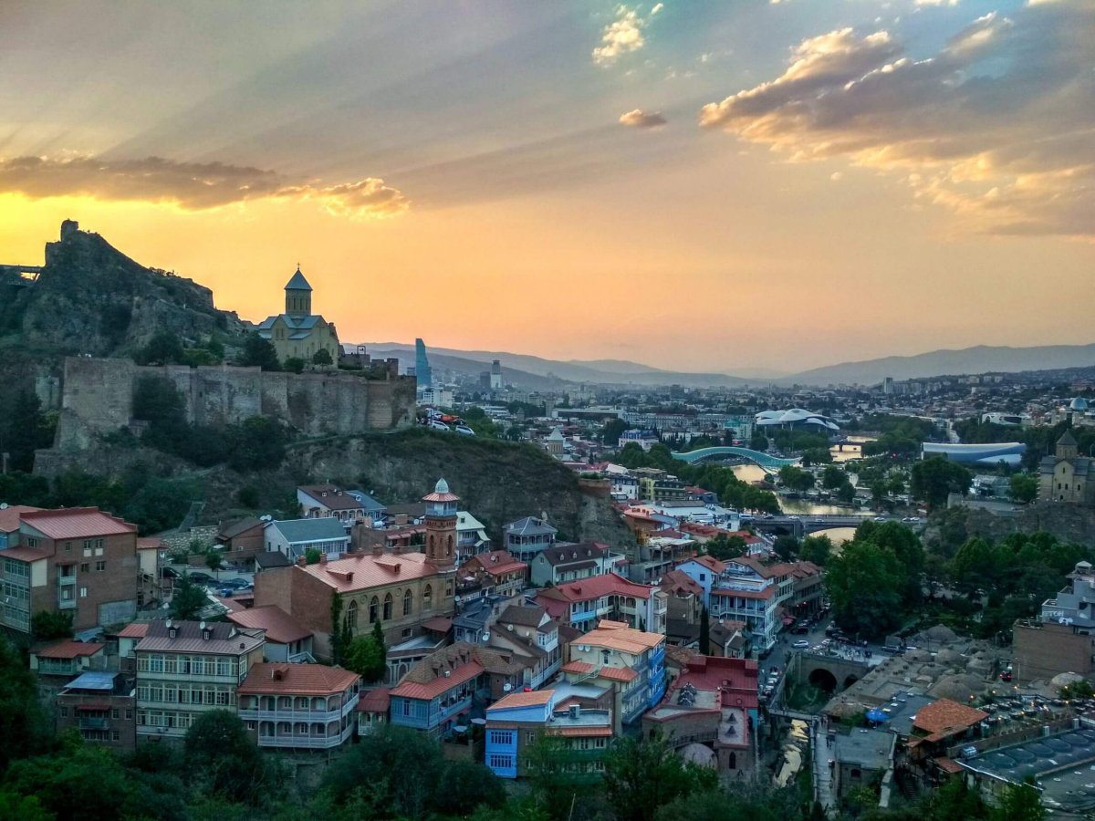 západ slunce nad Tbilisi