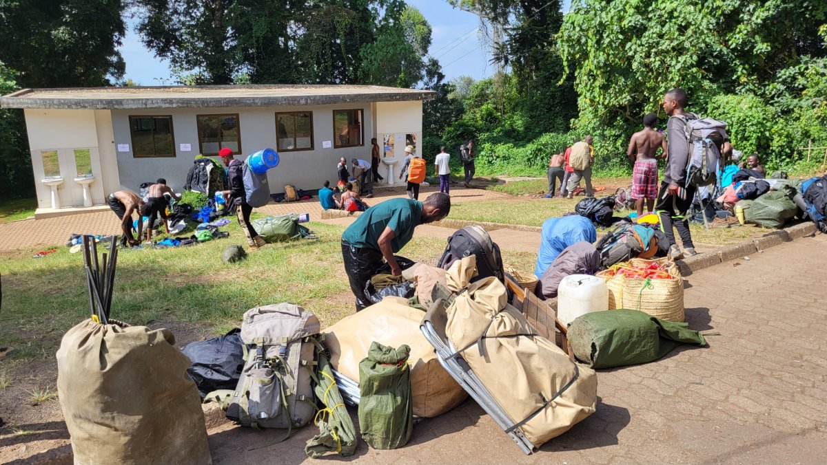 Spousta nosičů v cíli