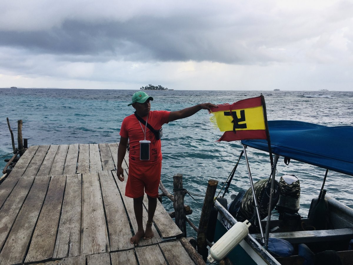 Indián se svou vlajkou