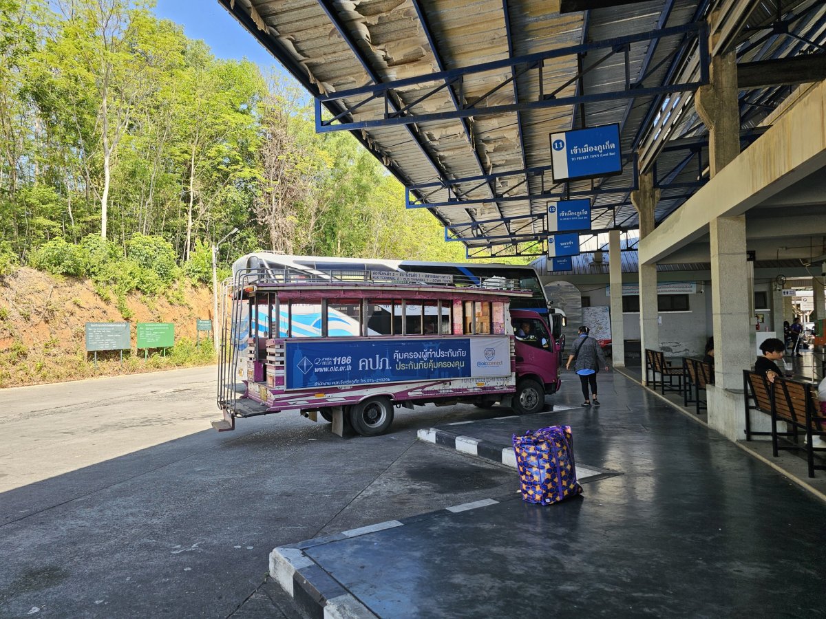 Pink Bus na autobusovém terminálu 2