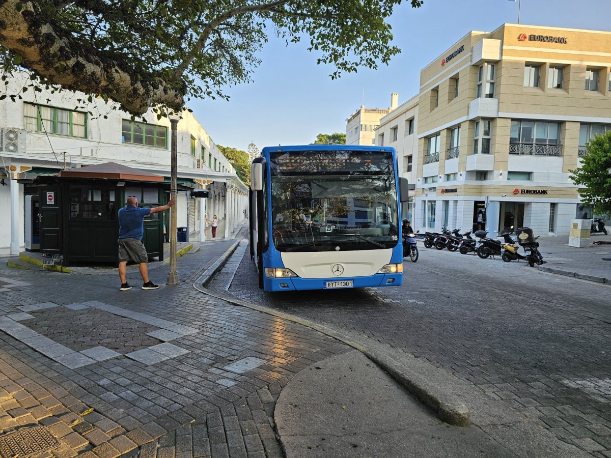Zastávka směr letiště v centru Rhodosu