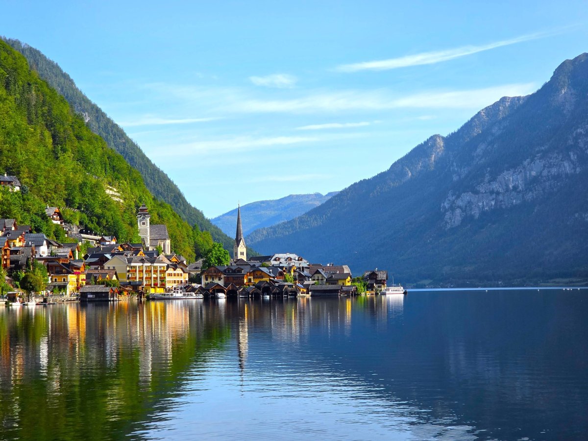 Pohled na Hallstatt od autobusové zastávky Lahn