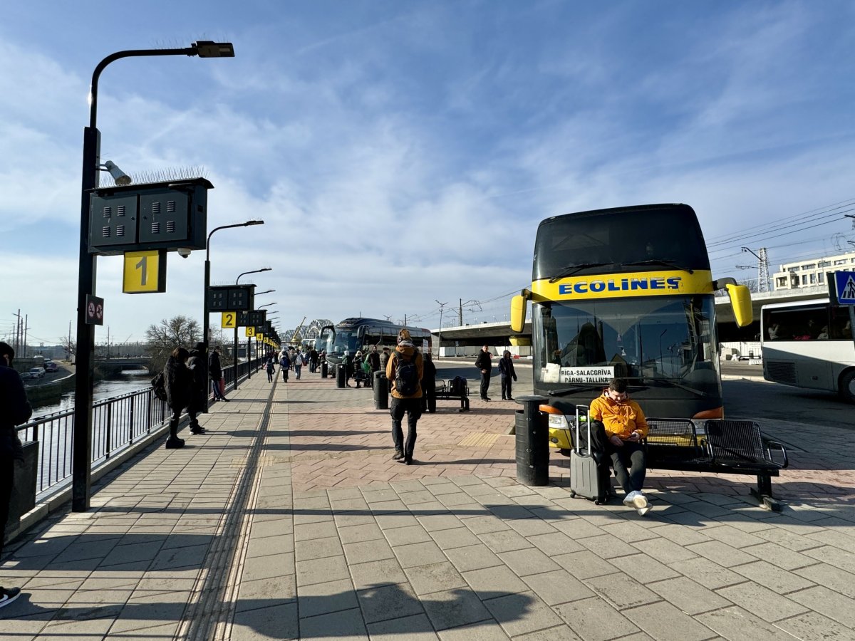 Zastávky autobusů na nádraží v Rize