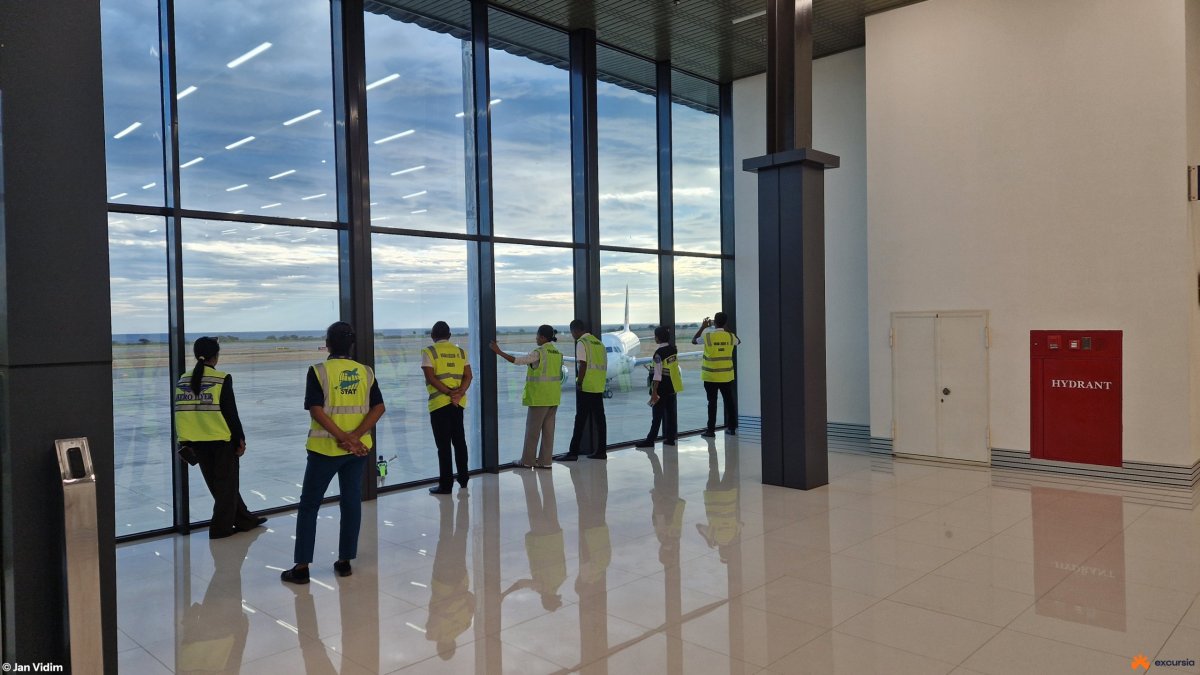 Radost zaměstnanců letiště z letadla