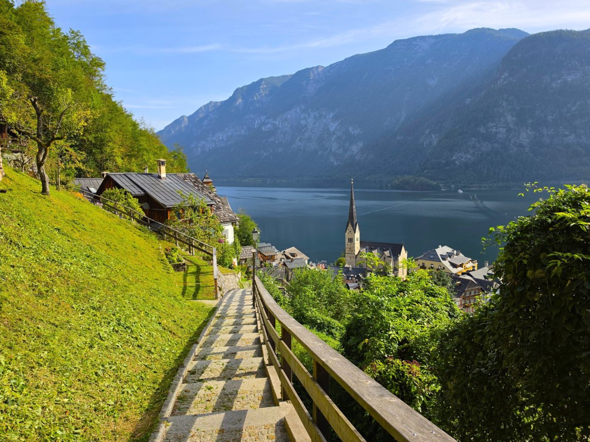 Výhled na Hallstatt ze stezky na Salzberg