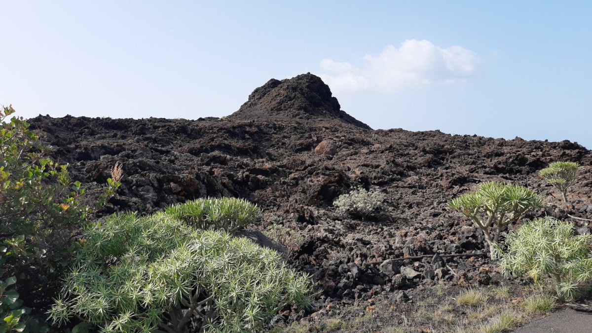 Vulkán hned vedle cesty