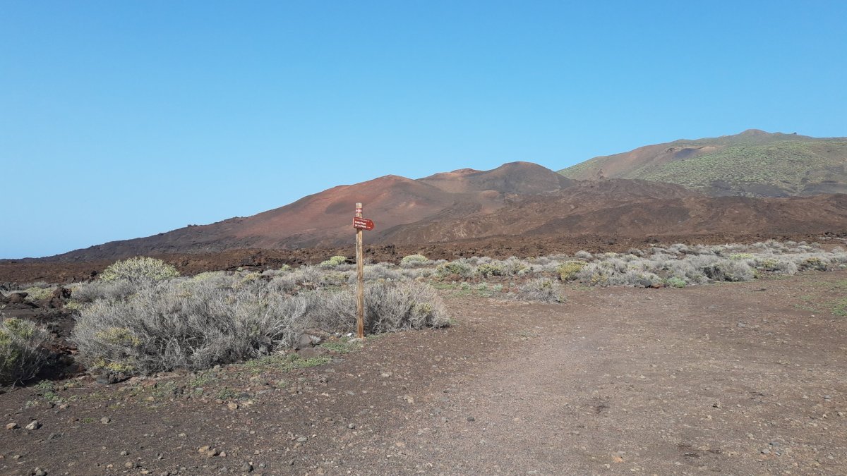 Vyprahlá sopečná krajina na západě ostrova