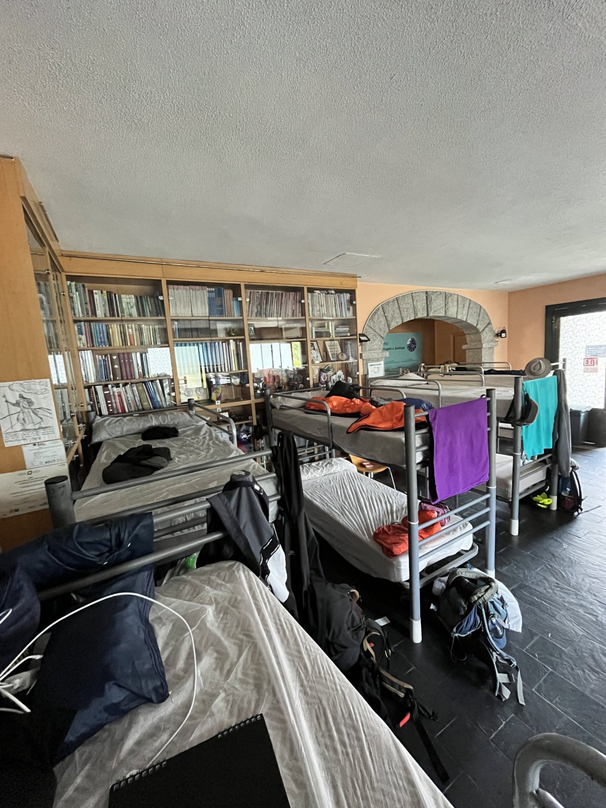 Albergue Virxen Peregina - ta knihovna u těch postelí byla hrozně cool!