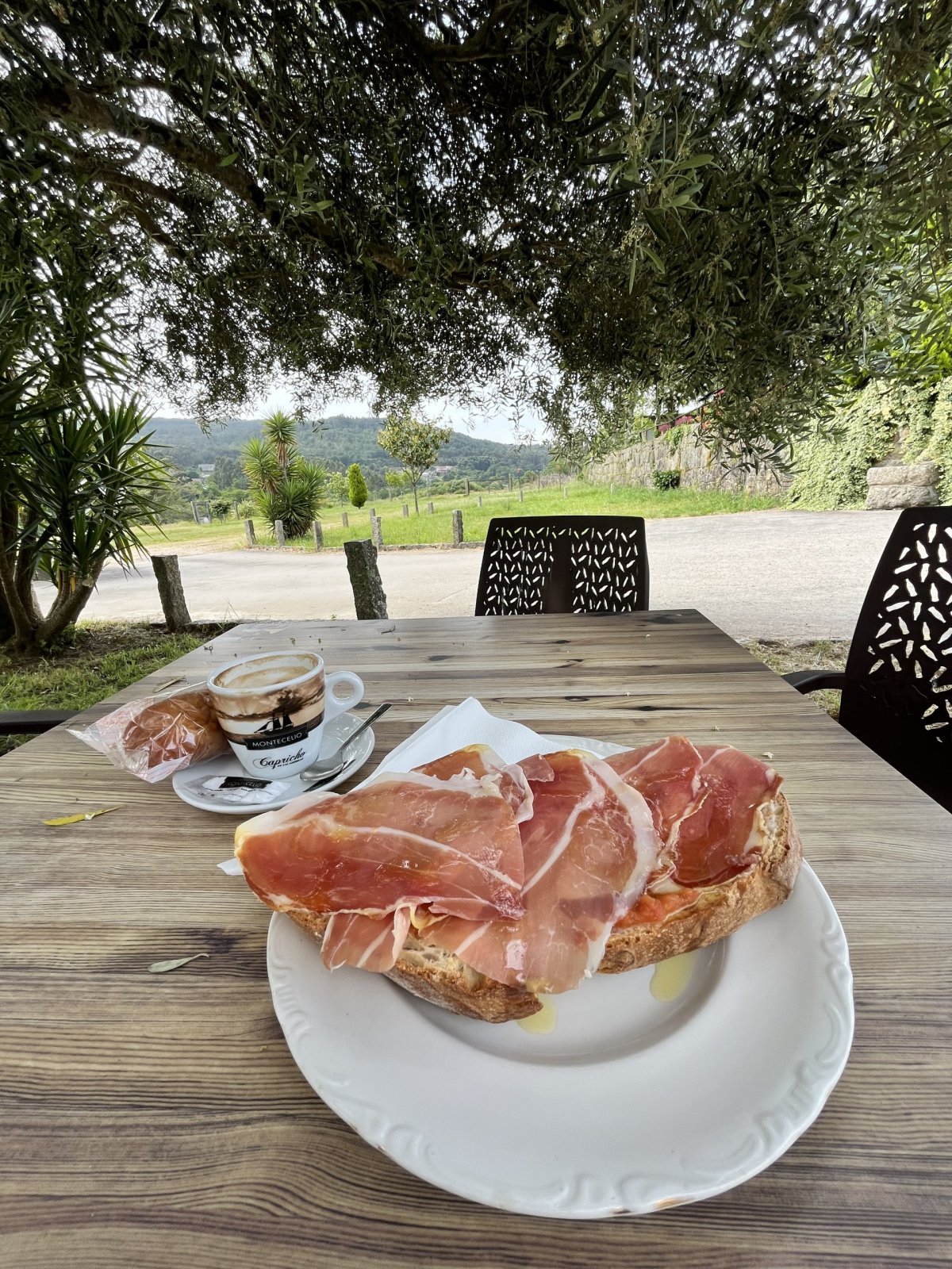 Snídaňo/oběd po cestě. Podél cesty vážně není nouze o nějaké restaurace či kavárny