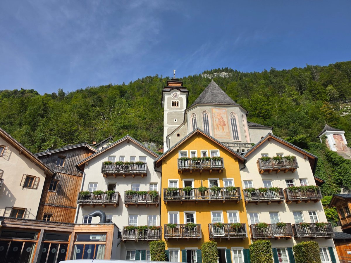 Katolický kostel nad centrem Hallstattu