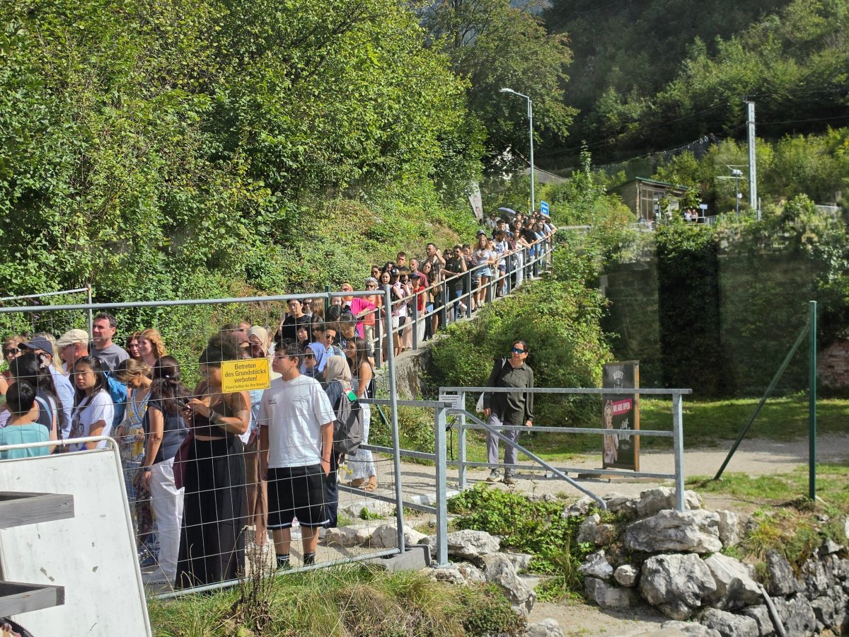 Dlouhá fronta na trajekt u železniční stanice