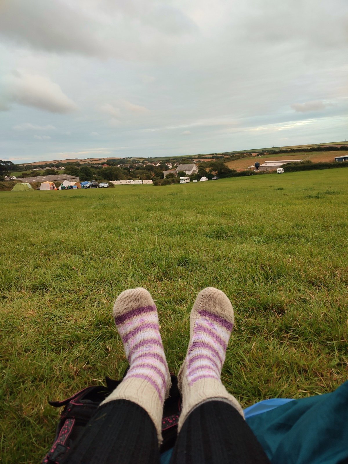 Výhled ze stanu na Incledon farm - nad babiččiny pletené ponožky nic není