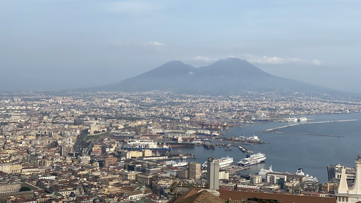 Vesuv a Neapol z Castel Sant´Elmo
