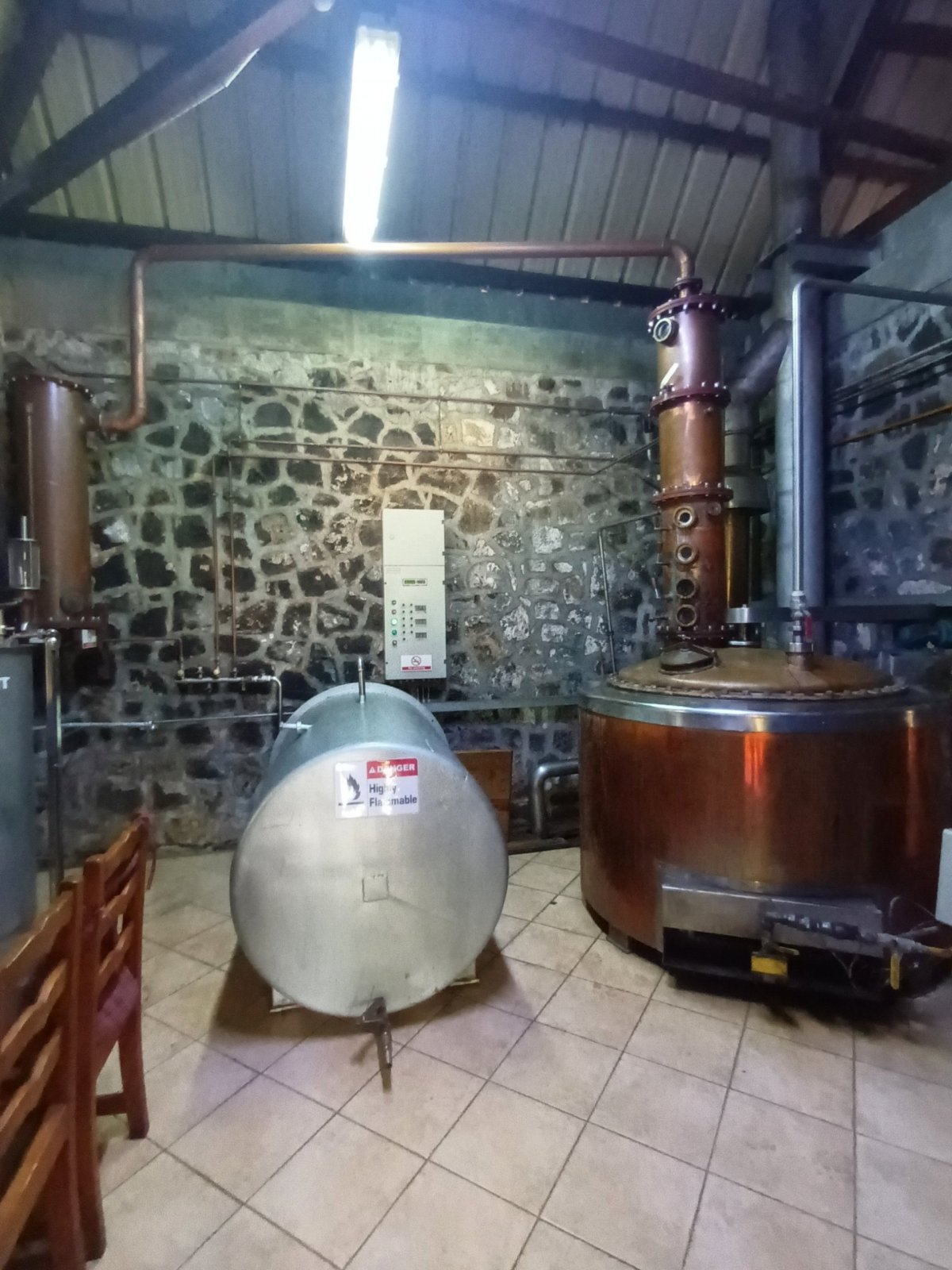 Destilační zařízení pro výrobu rumu