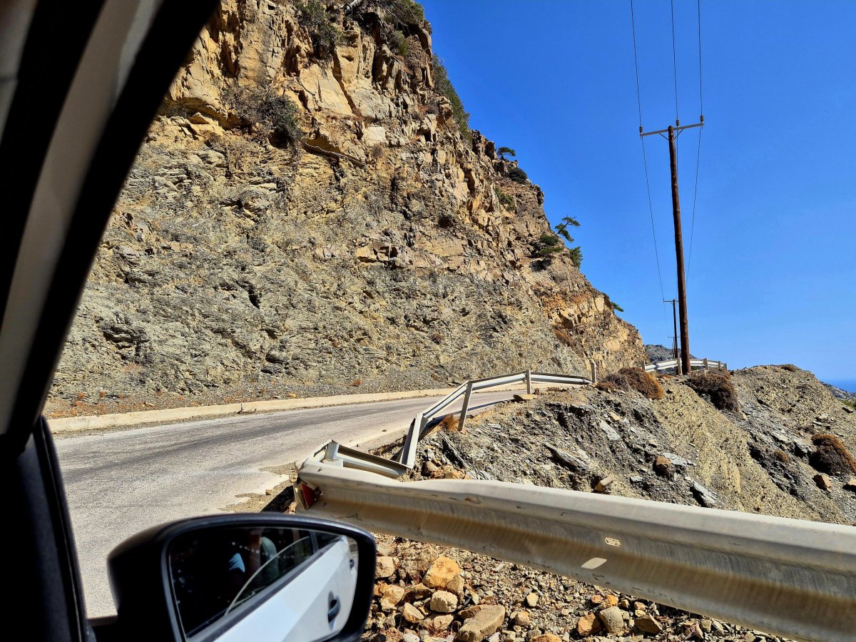 poničená svodidla od sesuvu kamenů