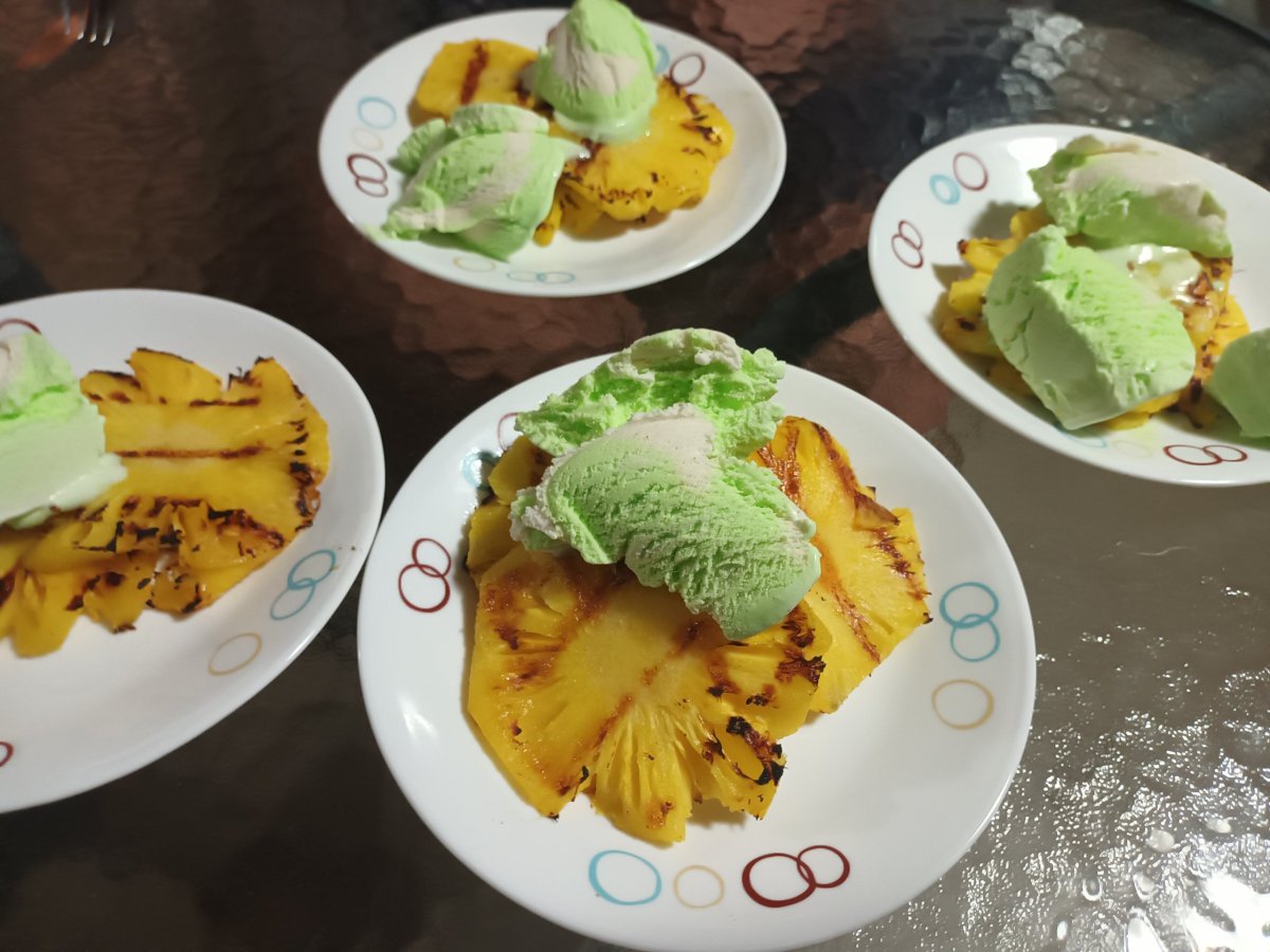 A jako dezert grilovaný ananas s pistáciovou zmrzlinou