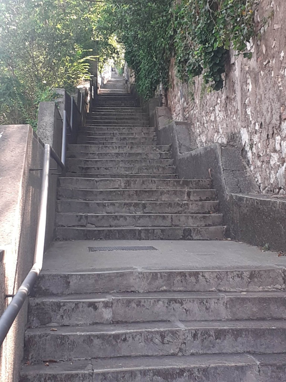 na hrad vede moc moc moc schodů