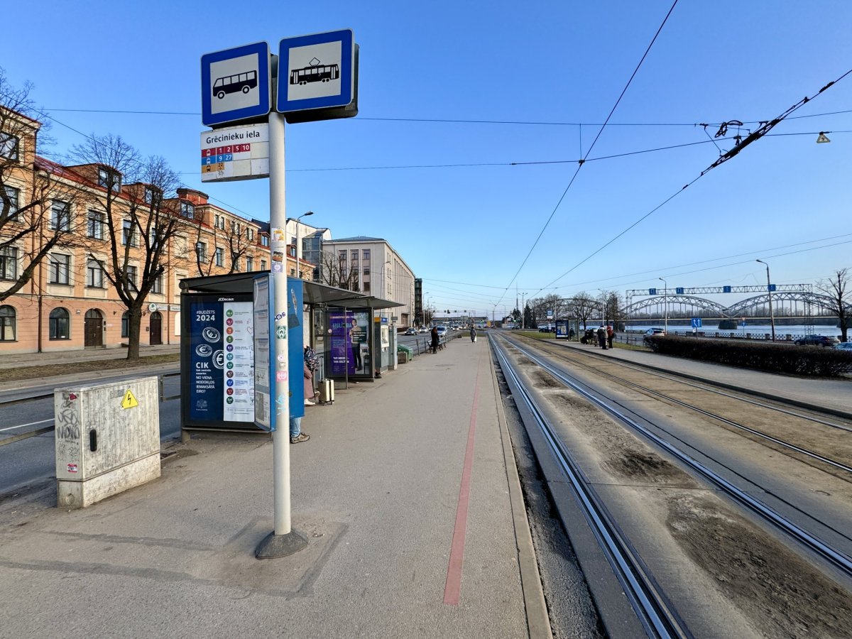 Autobusová a tramvajová zastávka