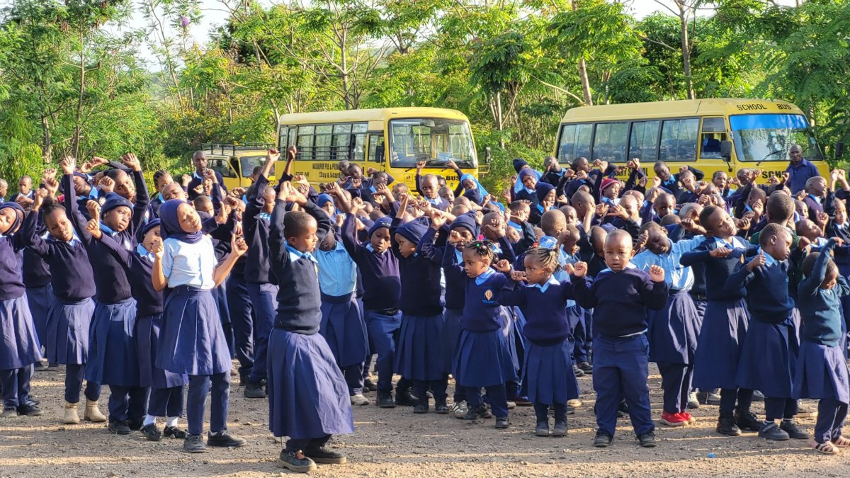 Rozcvička před školou