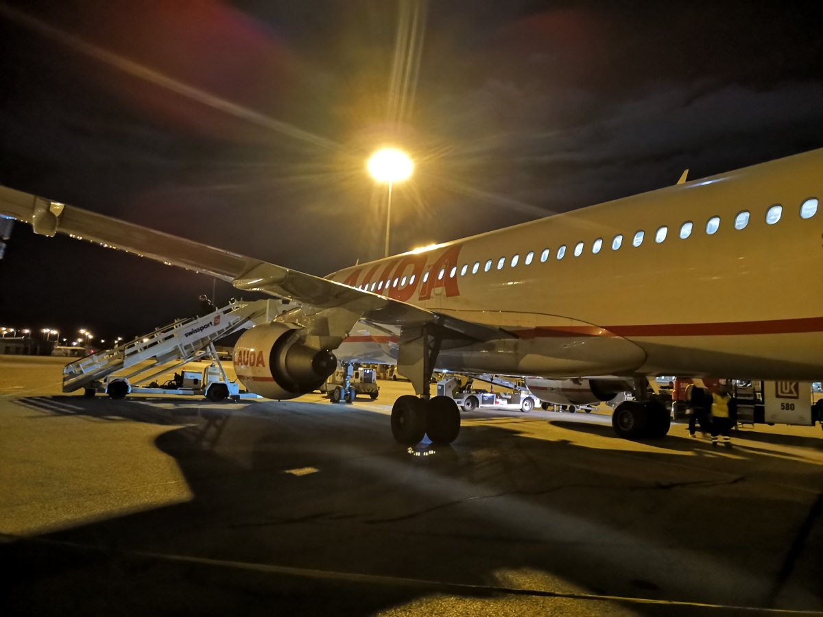 Airbus A320-214 na letišti v Sofii