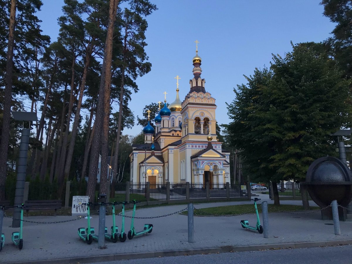 ... kouknout na cvrkot ve městě (Jūrmalas Kazaņas Dievmātes pareizticīgo baznīca)...