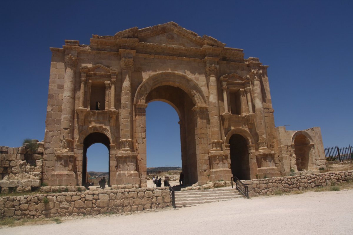 Hadrianův oblouk je branou do města