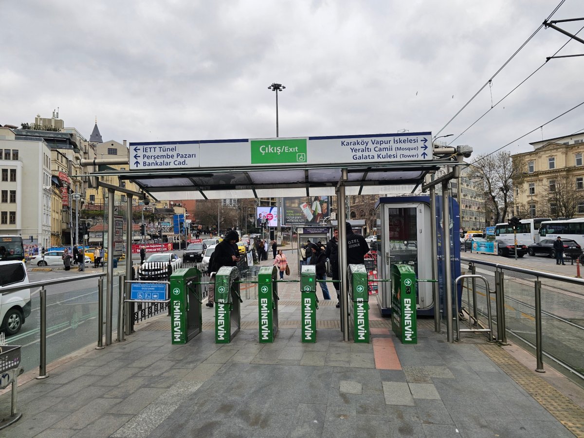 Turnikety u vstupu na zastávku tramvaje