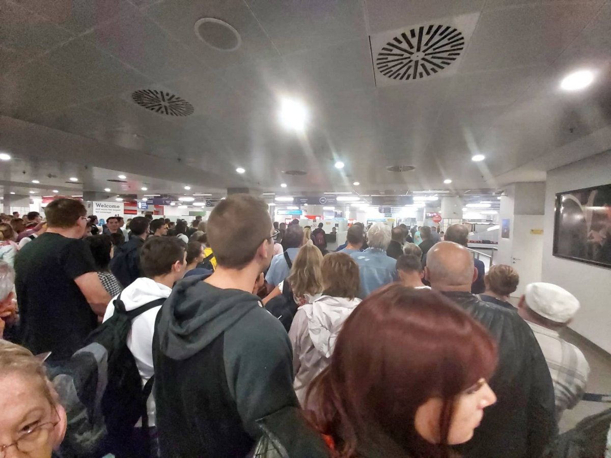 ...čekání na pasovou kontrolu po příletu