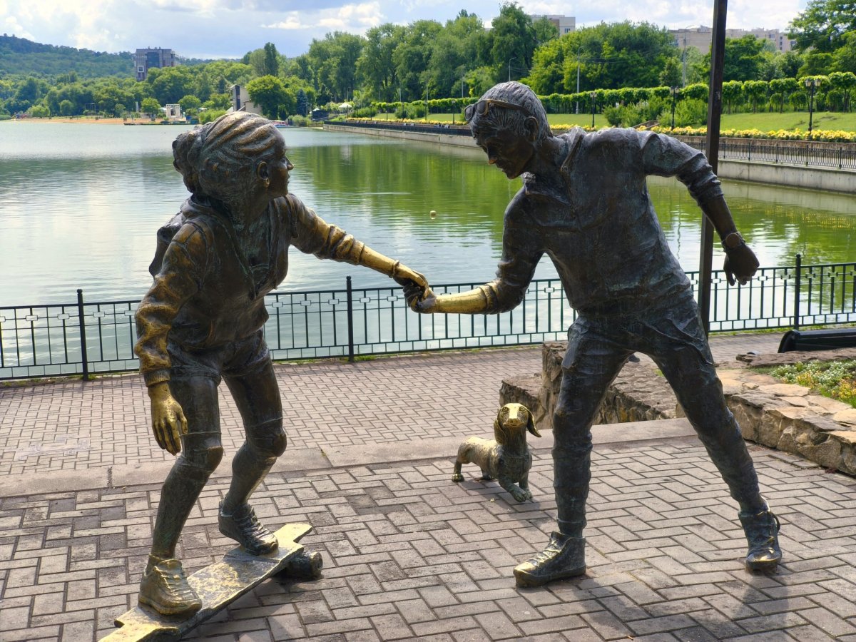 sousoší Dívka s talířem