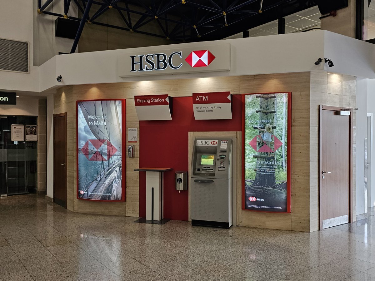 Bankomat HSBC, příletová hala
