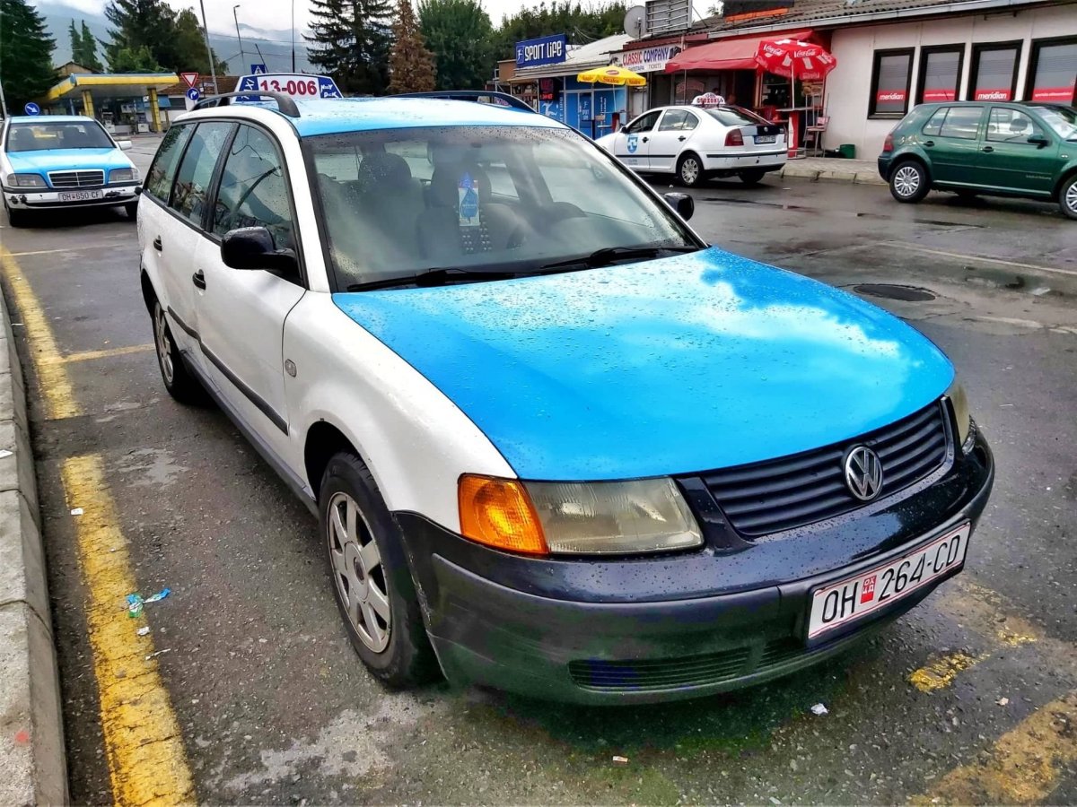 místní taxi stojí před nádražím