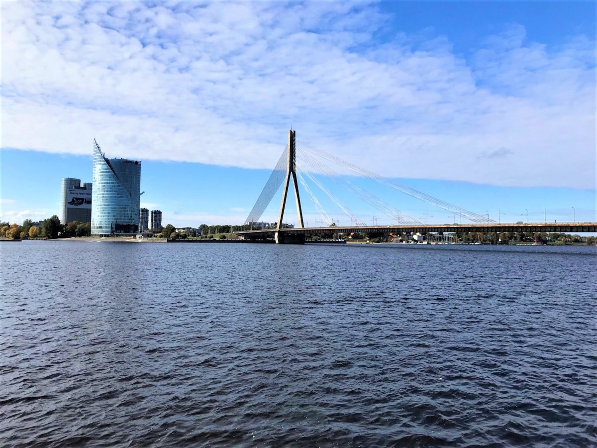 Přes řeku Daugavu to teda lehké neměl (pohled na Národní knihovnu).