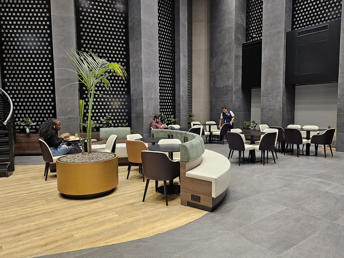 Pohodlné sezení, food-court, letiště MLA