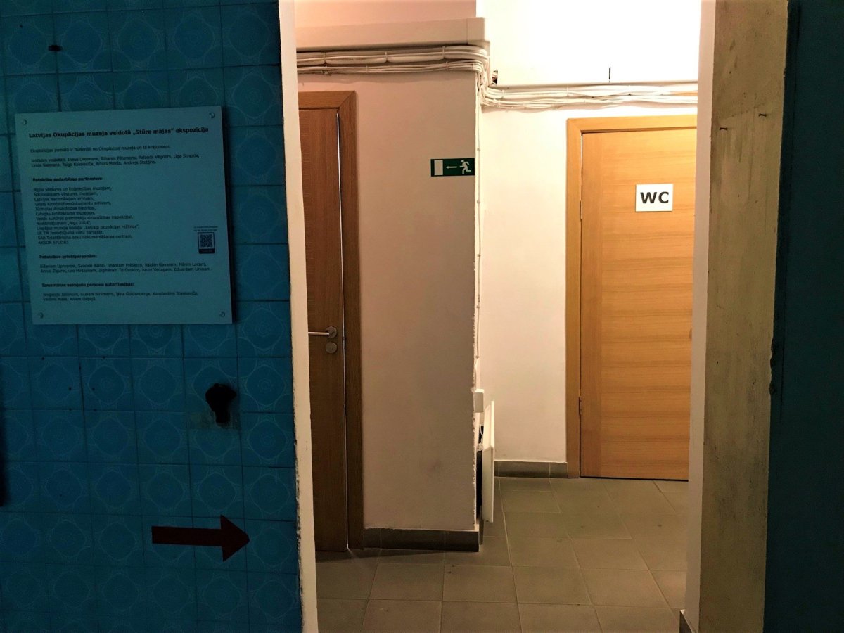 Na WC si připadáte jako v cele - znepokojivé posezení.