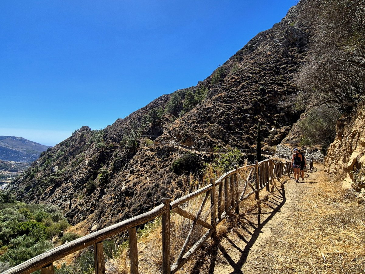 Cesta ke kostelíku u Volosu