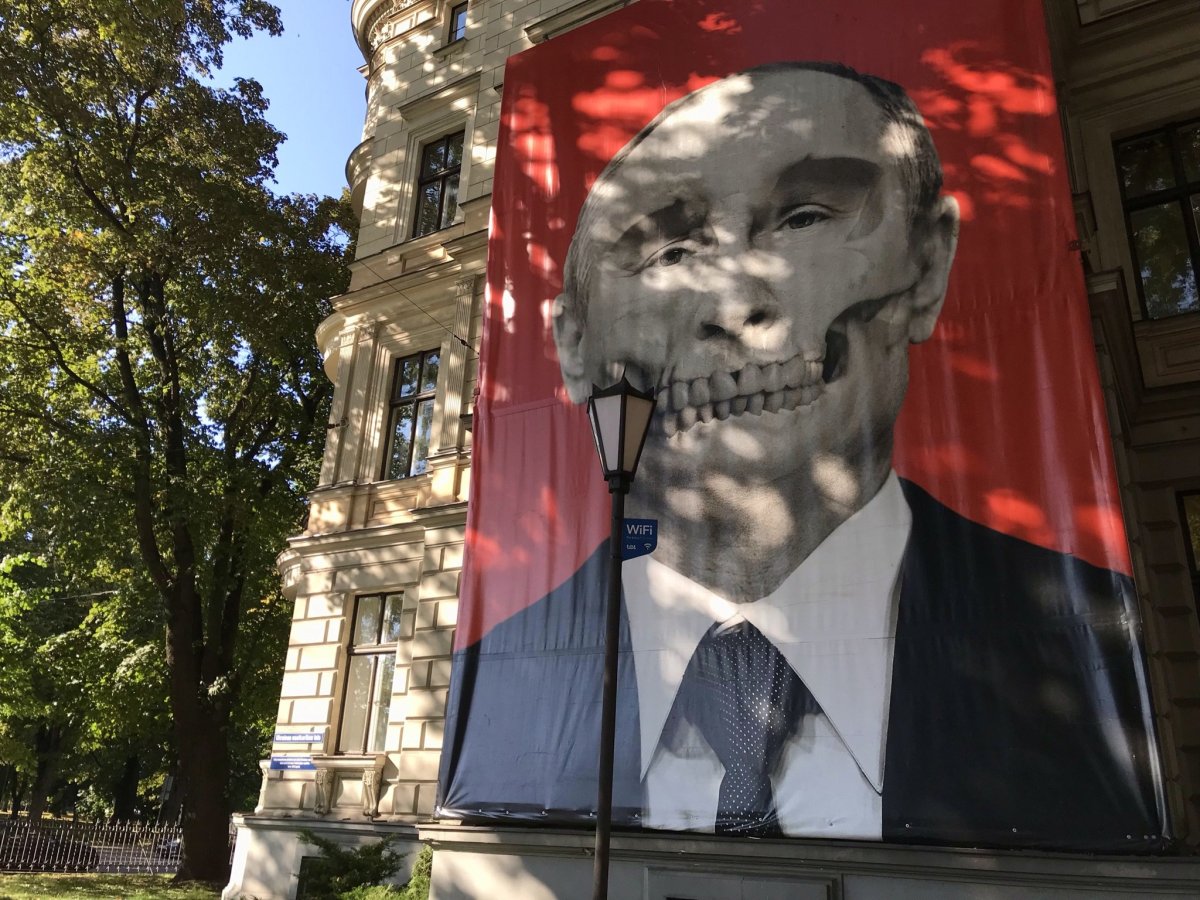 Muzeum Medicíny v Rize protestuje proti zásahu Putina na Ukrajině (září 2022).