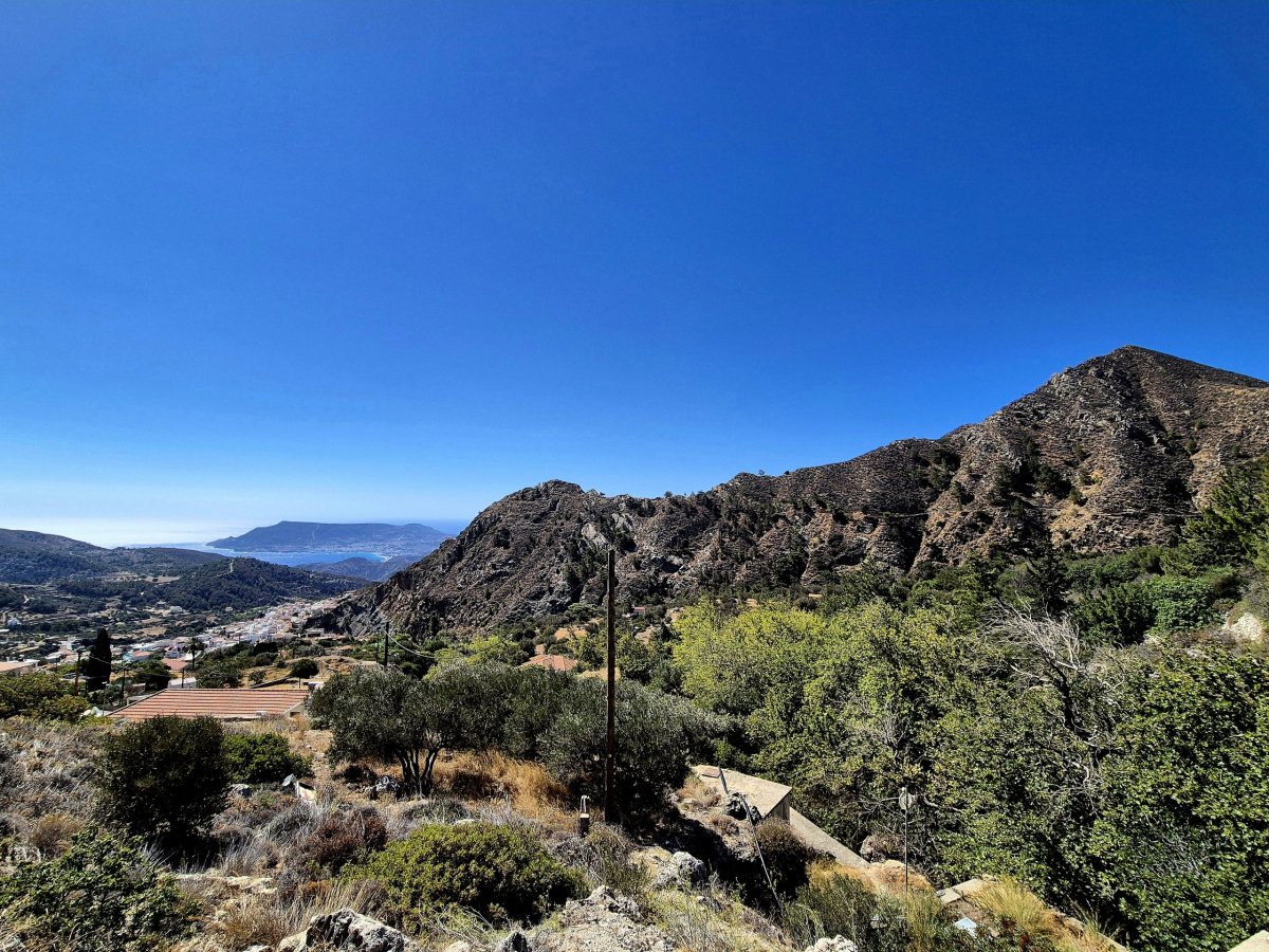 Cesta ke kostelíku u Volosu