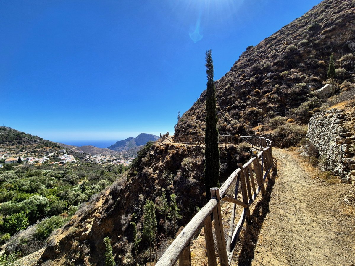 Cesta ke kostelíku u Volosu