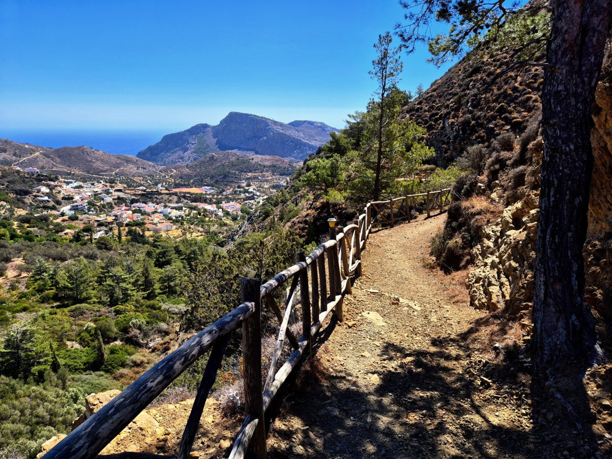 Cesta ke kostelíku u Volosu