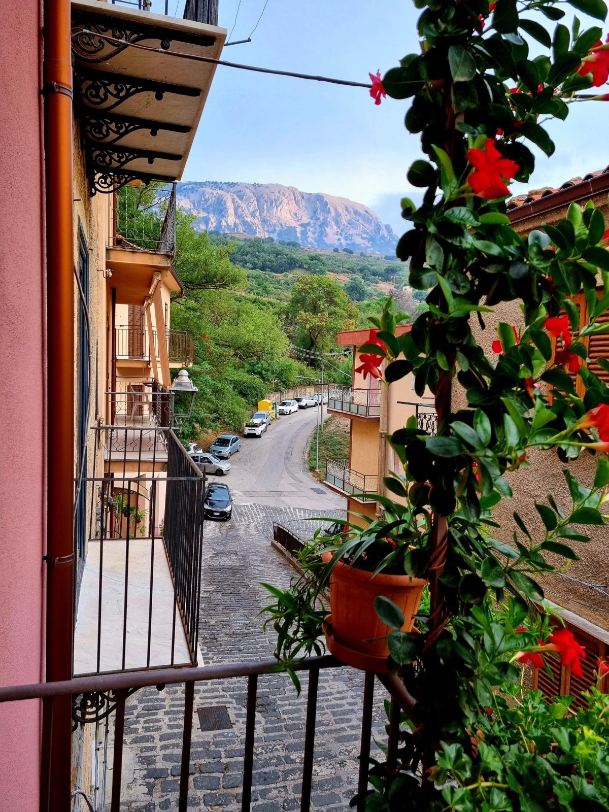 Výhled z balkonu na Pizzo Carbonara